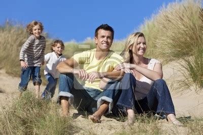 nackte familie am strand|FKK Bilder Fotos und Videos auf Nacktsonnen.